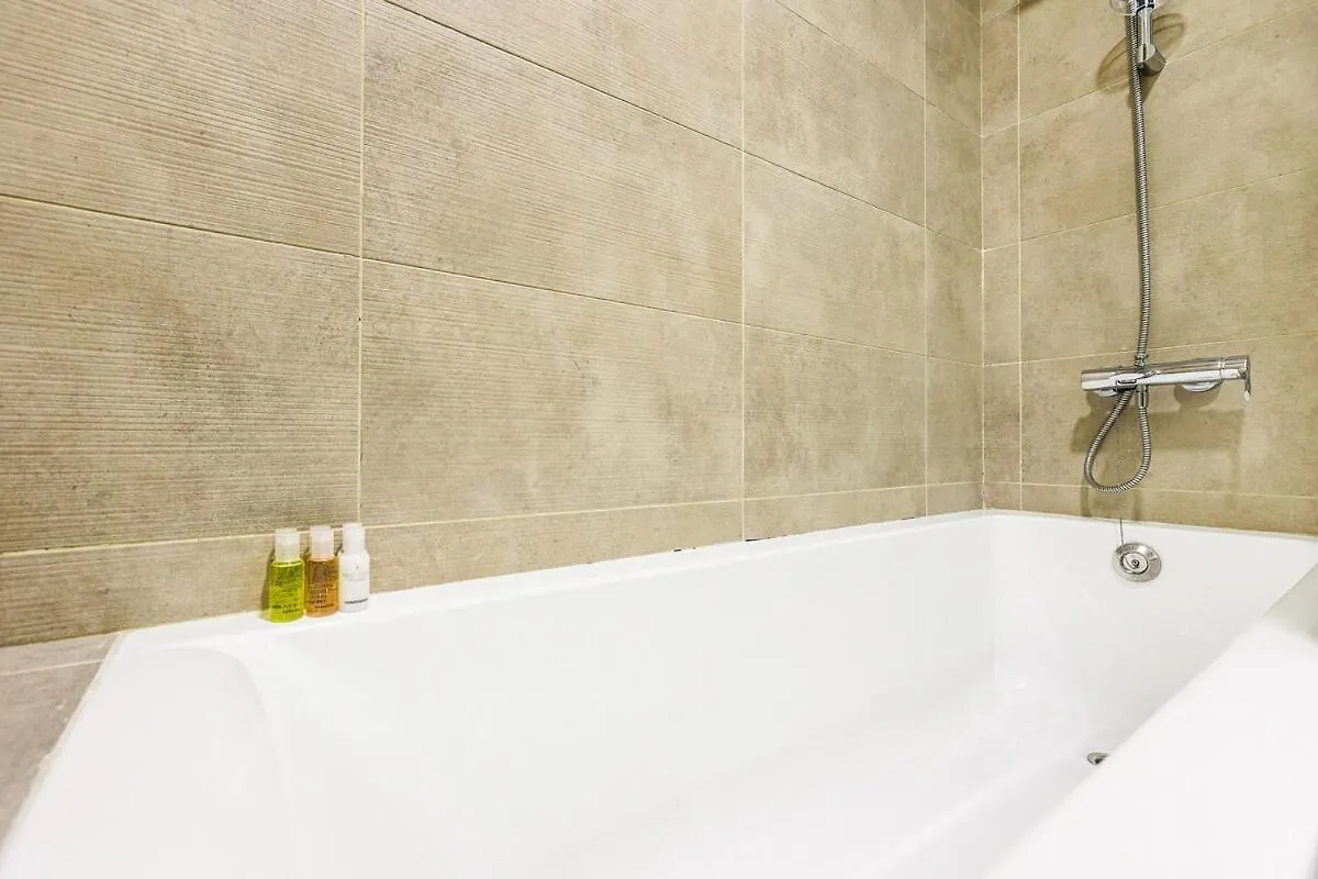 First Class 2Br Sleek Urban Oasis Dubai