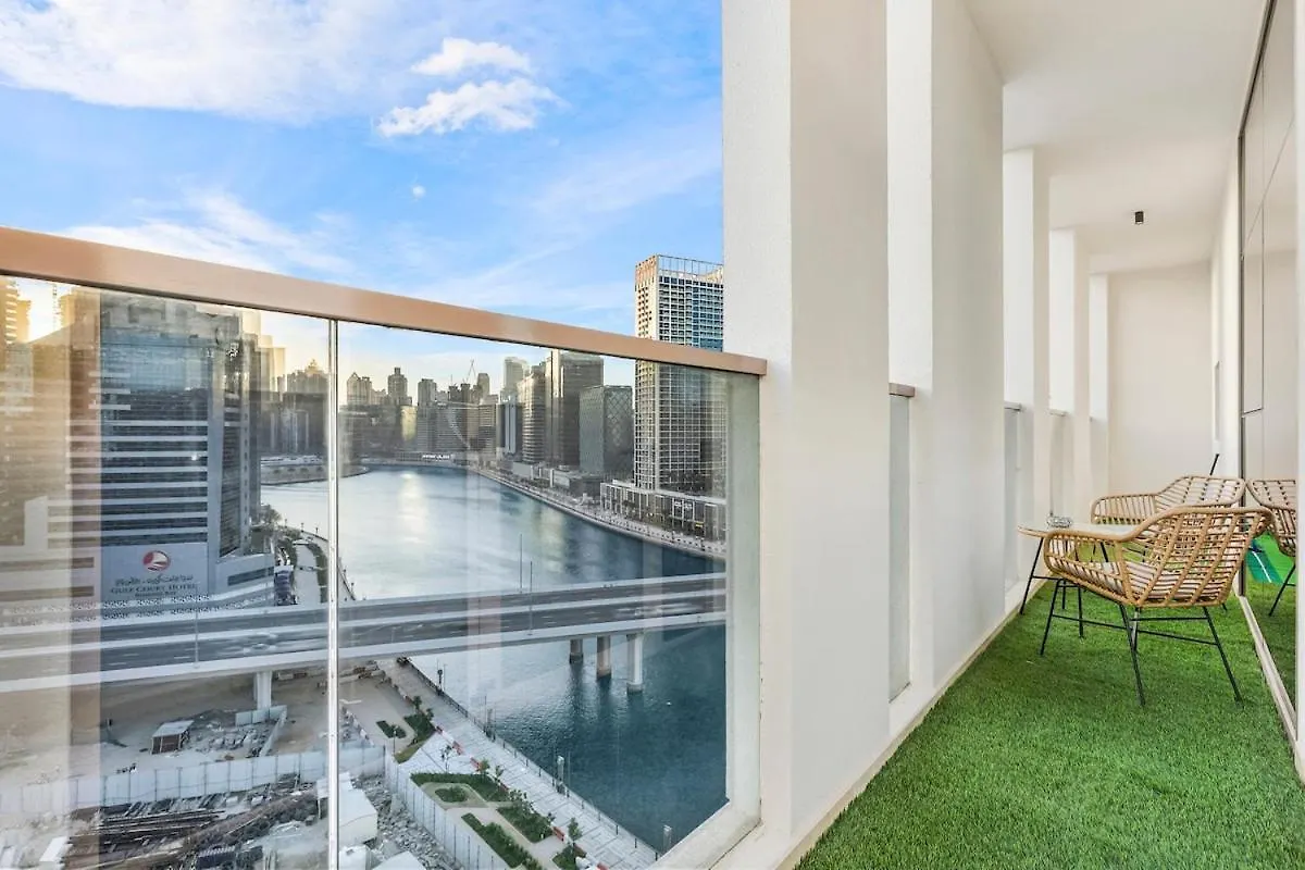 First Class 2Br Sleek Urban Oasis Dubai Appartamento