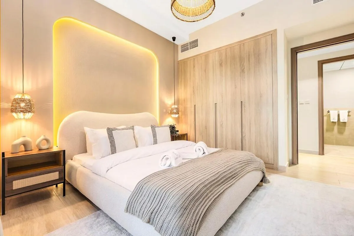 First Class 2Br Sleek Urban Oasis Dubai Apartment